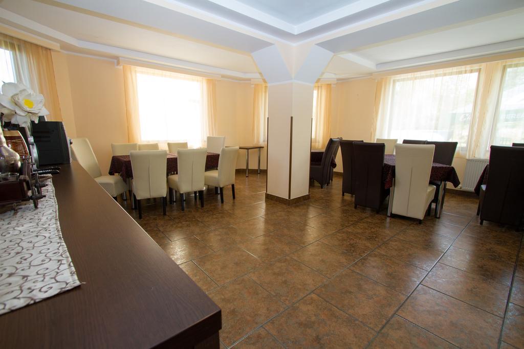 فندق Pensiunea Royal Garden Sîmbăta de Sus المظهر الخارجي الصورة